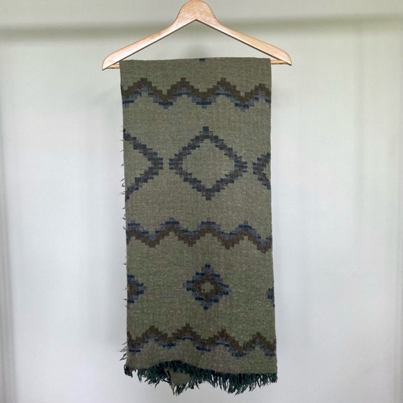Aritzia Wilfred 100% wool diamond mosaic blanket scarf. - Picture 3 of 5